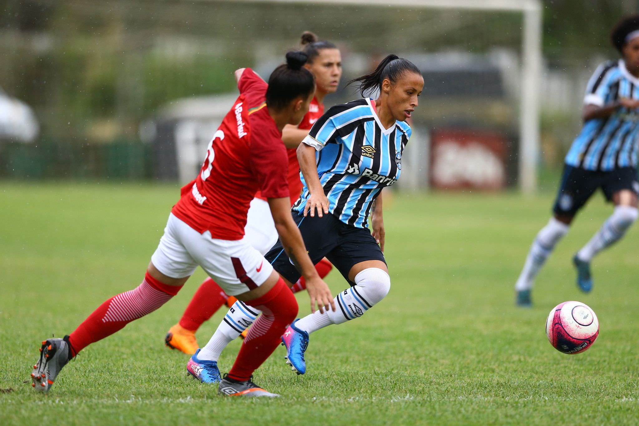 Equipes da Serie A do Brasileirão precisam montar times de futebol feminino