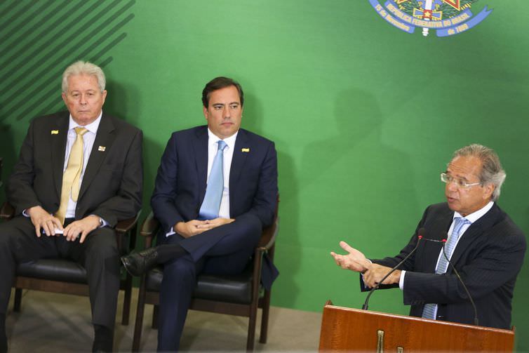 Guedes pede a presidentes de bancos que façam "a coisa funcionar"