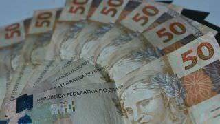 Brasileiro não consegue pagar gastos de início do ano com o que ganha