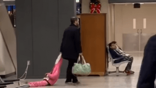 Pai é flagrado arrastando filha pelo capuz em aeroporto; veja vídeo