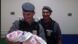 Policiais ajudam a realizar parto na zona leste de Manaus