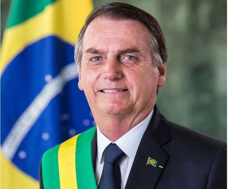Bolsonaro divulga foto oficial em formato padrão