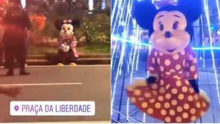 Minnie é flagrada sendo presa na praça e viraliza na web; veja vídeo