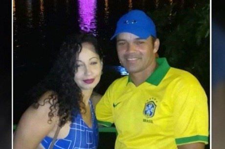Casal morre ao tirar selfie em cima de pedra na praia e serem levados por onda