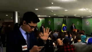 Durante pronunciamento de Bolsonaro, TV Globo deixa repórter 'pistola' ao vivo; assista
