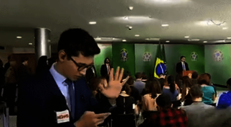 Durante pronunciamento de Bolsonaro, TV Globo deixa repórter ‘pistola’ ao vivo; assista