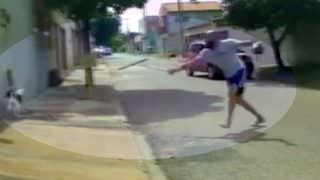 Cadela rasteja de dor no asfalto após ser espancada por homem; veja vídeo
