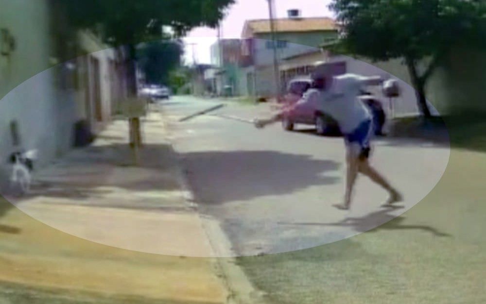 Cadela rasteja de dor no asfalto após ser espancada por homem; veja vídeo
