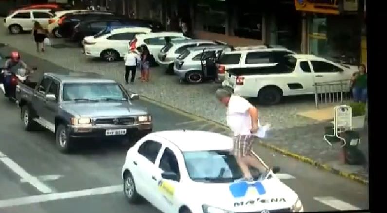 Vereador passa por cima de carro parado na faixa de pedestre; veja vídeo