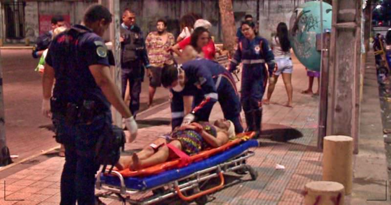 Mulher tenta separar briga por comida e é agredida a pauladas