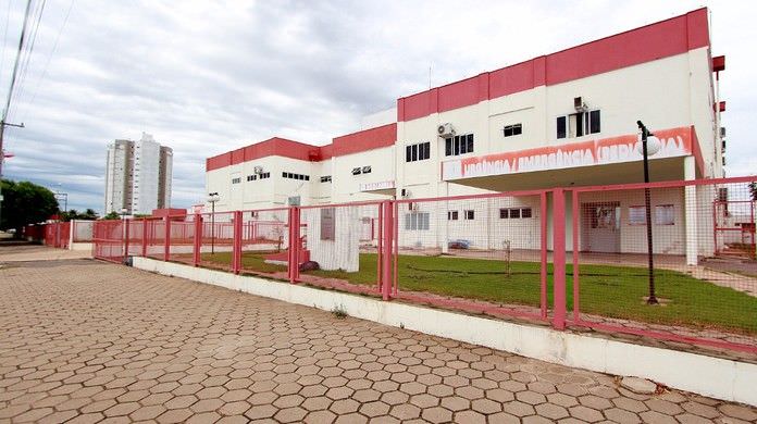 Mãe encontra homem nu na cama com filha de 5 anos, o agride com vassoura e é presa