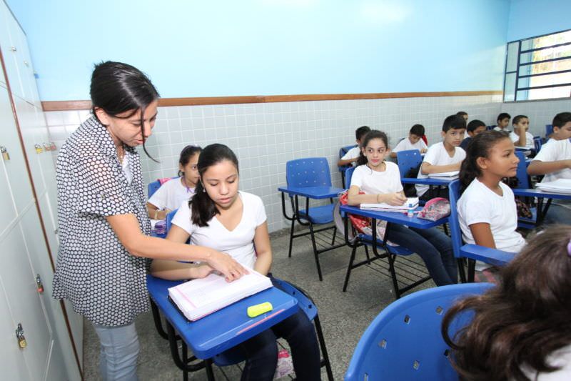 Justiça determina afastamento de professores do grupo de risco da covid-19