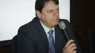 Governo estuda privatizar ou liquidar 100 estatais, diz ministro