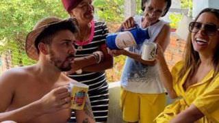 Anitta visita Carlinhos Maia e engana povo da vila