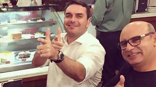 Queiroz e ex-assessores de Flávio Bolsonaro são alvos de operação no Rio
