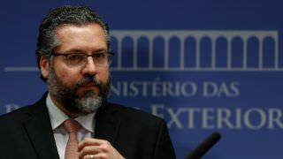 Brasil avalia congelar bens para pressionar Maduro, diz Araújo