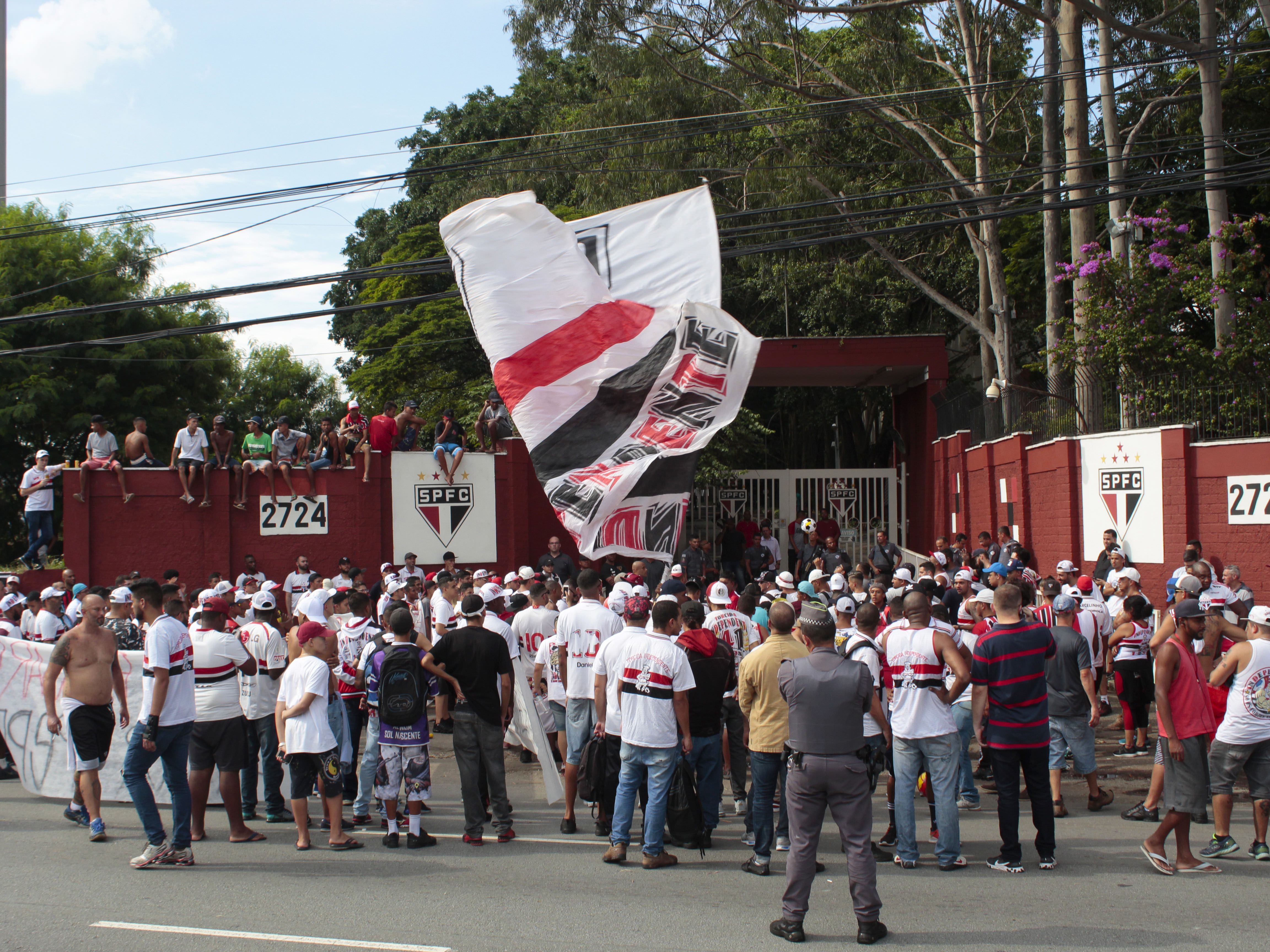 Torcida do São Paulo faz protesto em frente ao CT