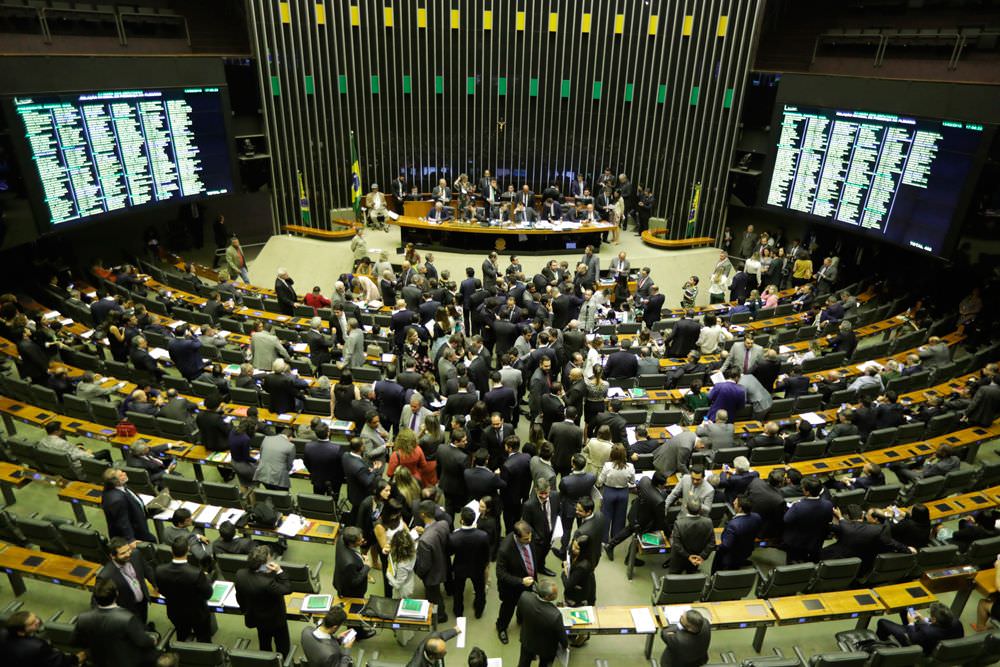 Câmara aprova PEC que tira poder do governo sobre o Orçamento