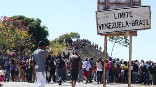 Manifestantes e militares venezuelanos entram em confronto na fronteira com o Brasil
