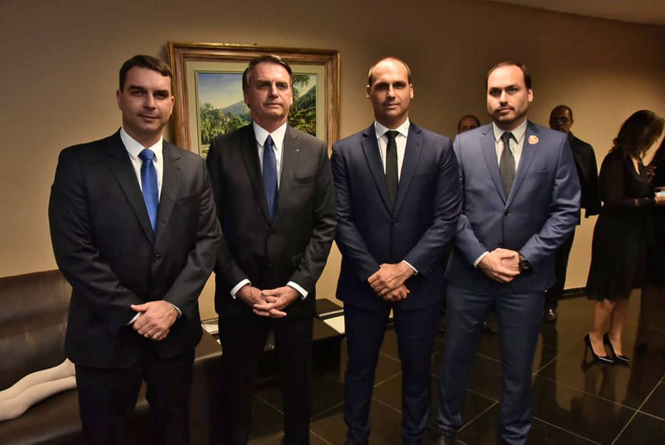 Tribunal de Justiça determina retirada de reportagens do UOL sobre família Bolsonaro