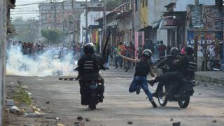 Militares da Venezuela usam gás lacrimogêneo contra manifestantes na fronteira