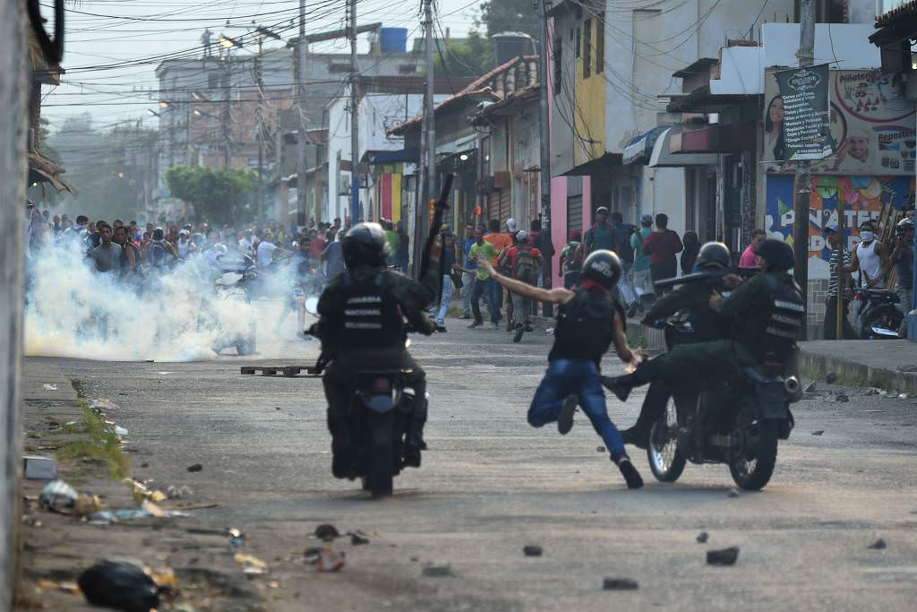 Militares da Venezuela usam gás lacrimogêneo contra manifestantes na fronteira