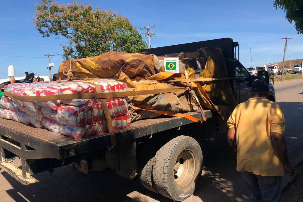 Caminhões com ajuda humanitária deixam Boa Vista rumo à fronteira