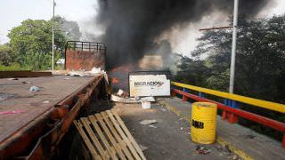 Caminhões com ajuda humanitária são queimados na fronteira entre Venezuela e Colômbia