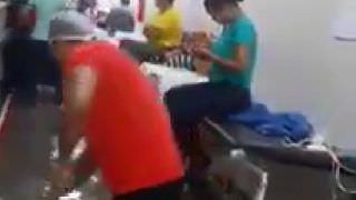 Pacientes ficam ‘pendurados’ após chuva alagar hospital em Manaus