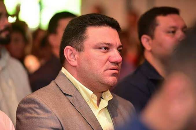 Sem aulas presenciais em Autazes, prefeito vai gastar R$ 3,5 milhões com carteiras e limpeza de ar-condicionado