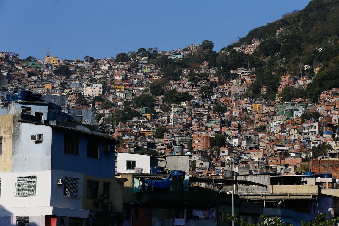 Área da Rocinha deve ser evacuada por risco de deslizamento de pedra