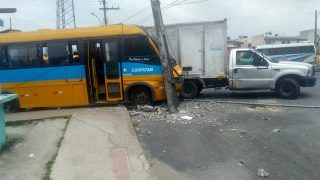 Acidente no Viver Melhor deixa ônibus parcialmente destruído