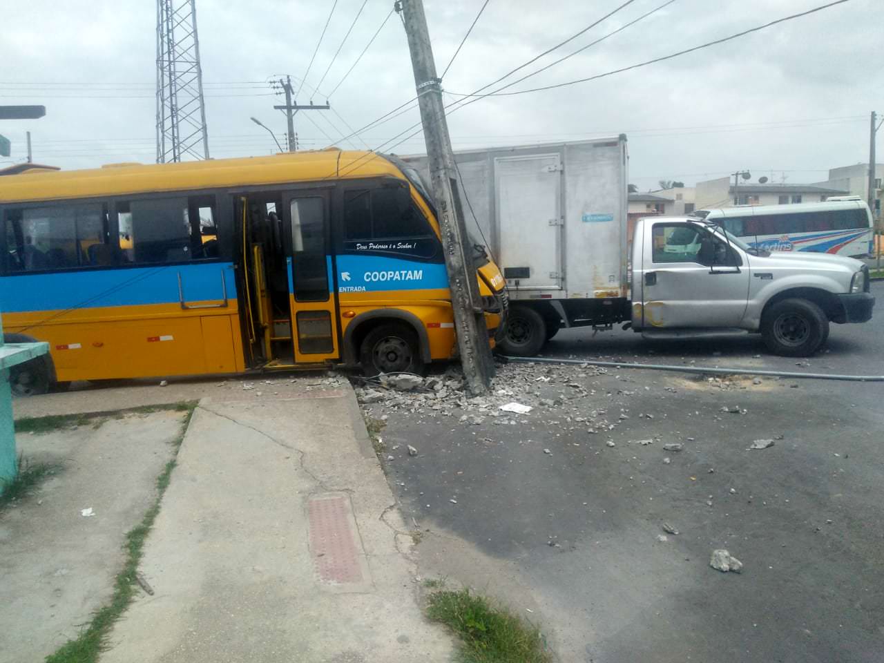 Acidente no Viver Melhor deixa ônibus parcialmente destruído