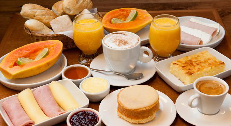 Comer café da manhã pode sabotar sua dieta, indica pesquisa