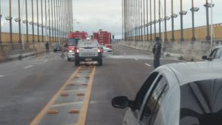 Motorista sofre acidente na Ponte Rio Negro ao derrapar em ‘Poça d'água’
