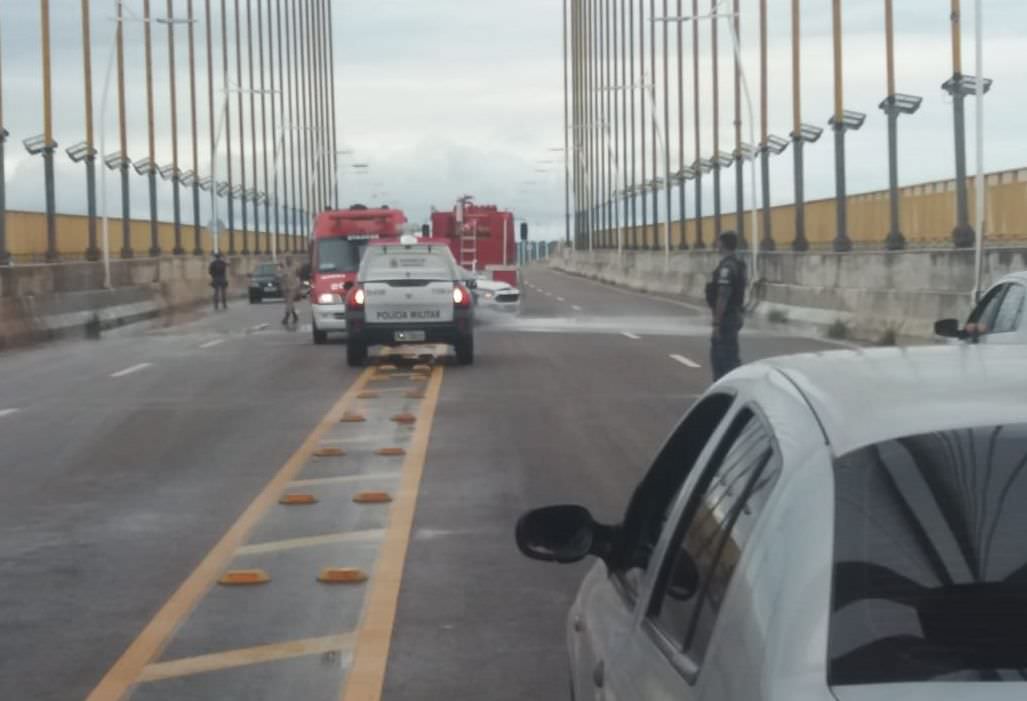 Motorista sofre acidente na Ponte Rio Negro ao derrapar em ‘Poça d'água’