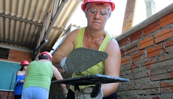 Pedreira faz sucesso na web e procura mulheres para trabalhar com ela