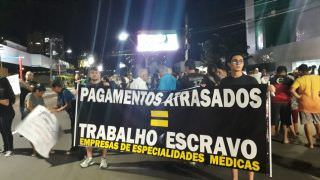 Servidores terceirizados da saúde fazem protesto em frente a hospital público