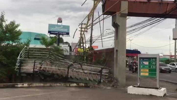 Passarela da Torquato Tapajós desaba após chuva; veja vídeo