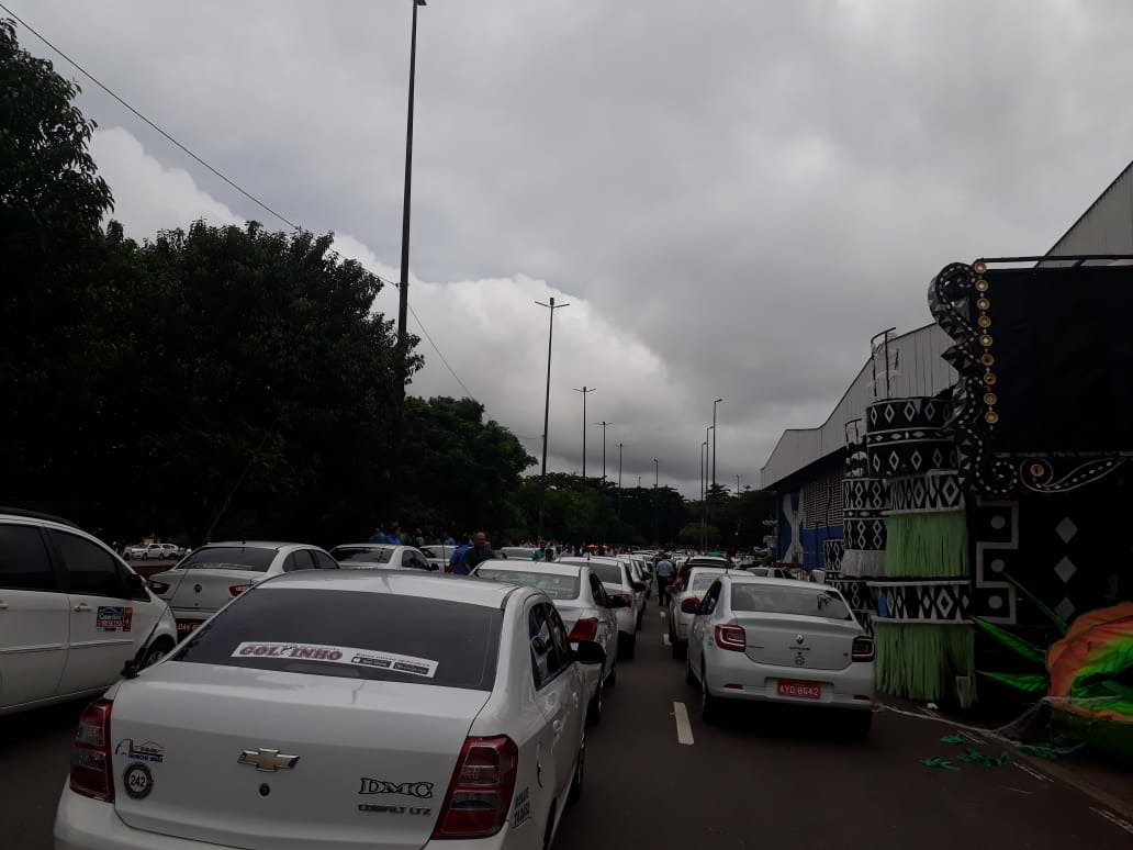 Taxistas pedem o fim do transporte de Uber em Manaus