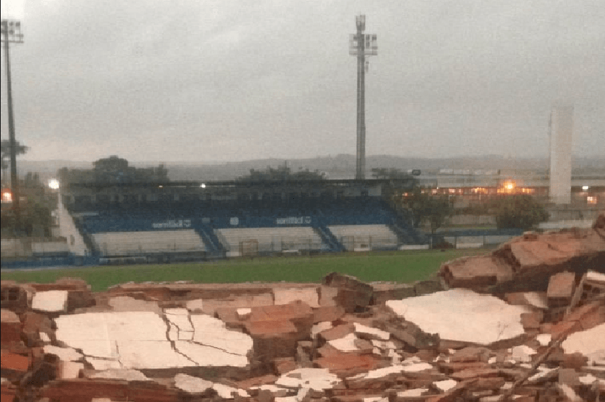 Parte do Estádio Cristo Rei desaba após temporal
