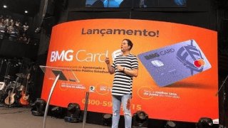 André Valadão lança cartão de crédito da ‘Fé’ durante culto