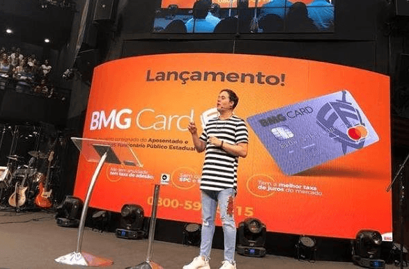 André Valadão lança cartão de crédito da ‘Fé’ durante culto