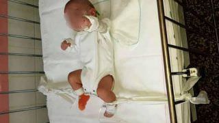 Bebê de 5 meses é amarrado na cama de hospital por enfermeira