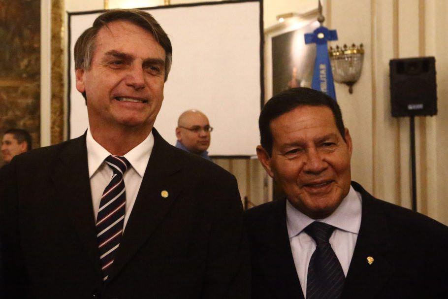 Bolsonaro brinca com Mourão: ‘Você quer me matar?’