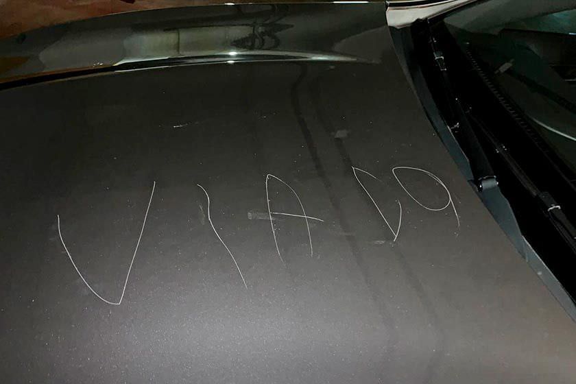 Casal gay nega dinheiro para flanelinha e tem carro arranhado: “viado”