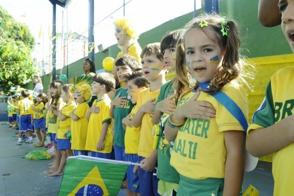 MEC pede a escolas para que cantem o hino nacional e filmem as crianças