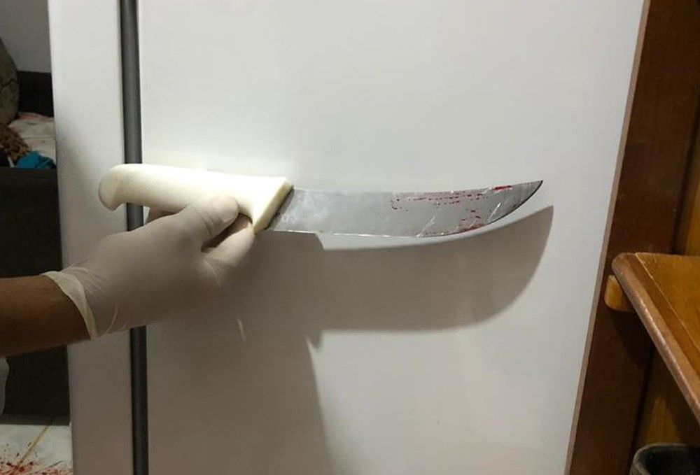 Mulher mata marido a facadas na frente da filha de 14 anos