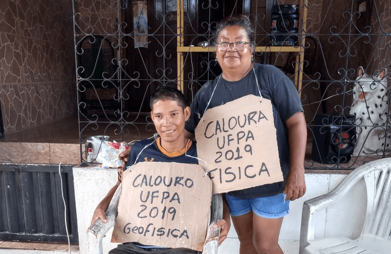 Porteira supera dificuldades e é aprovada junto com o filho em universidade federal