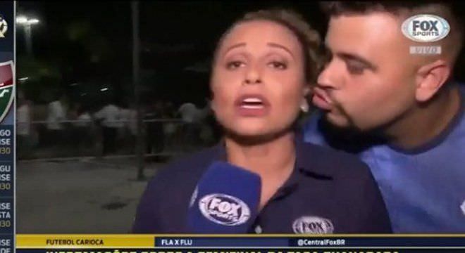 Repórter da Fox Sports é assediada ao vivo durante jogo de futebol; veja vídeo